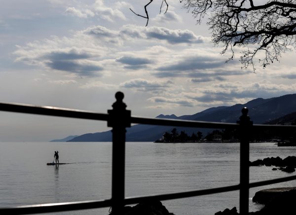 Ljudi uživaju supajući na relaciji Volosko – Opatija