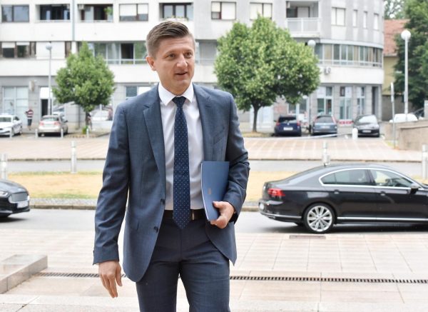 Zagreb: Nasmijani Zdravko Marić dolazi na sjednicu Vlade RH koja se održava u NSK
