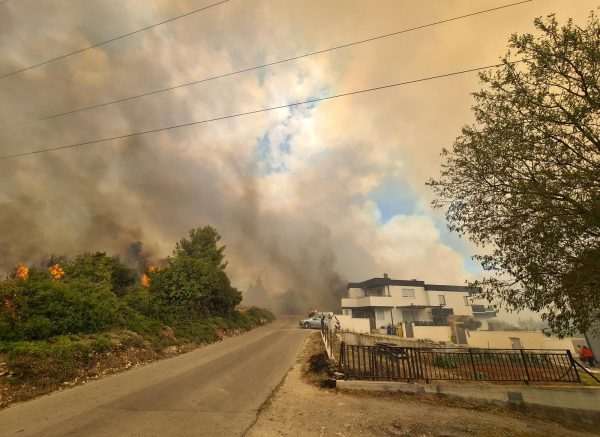 U naselju Valdebek u Puli ponovno je izbio veliki požar, gašenju su se pridružili i kanaderi