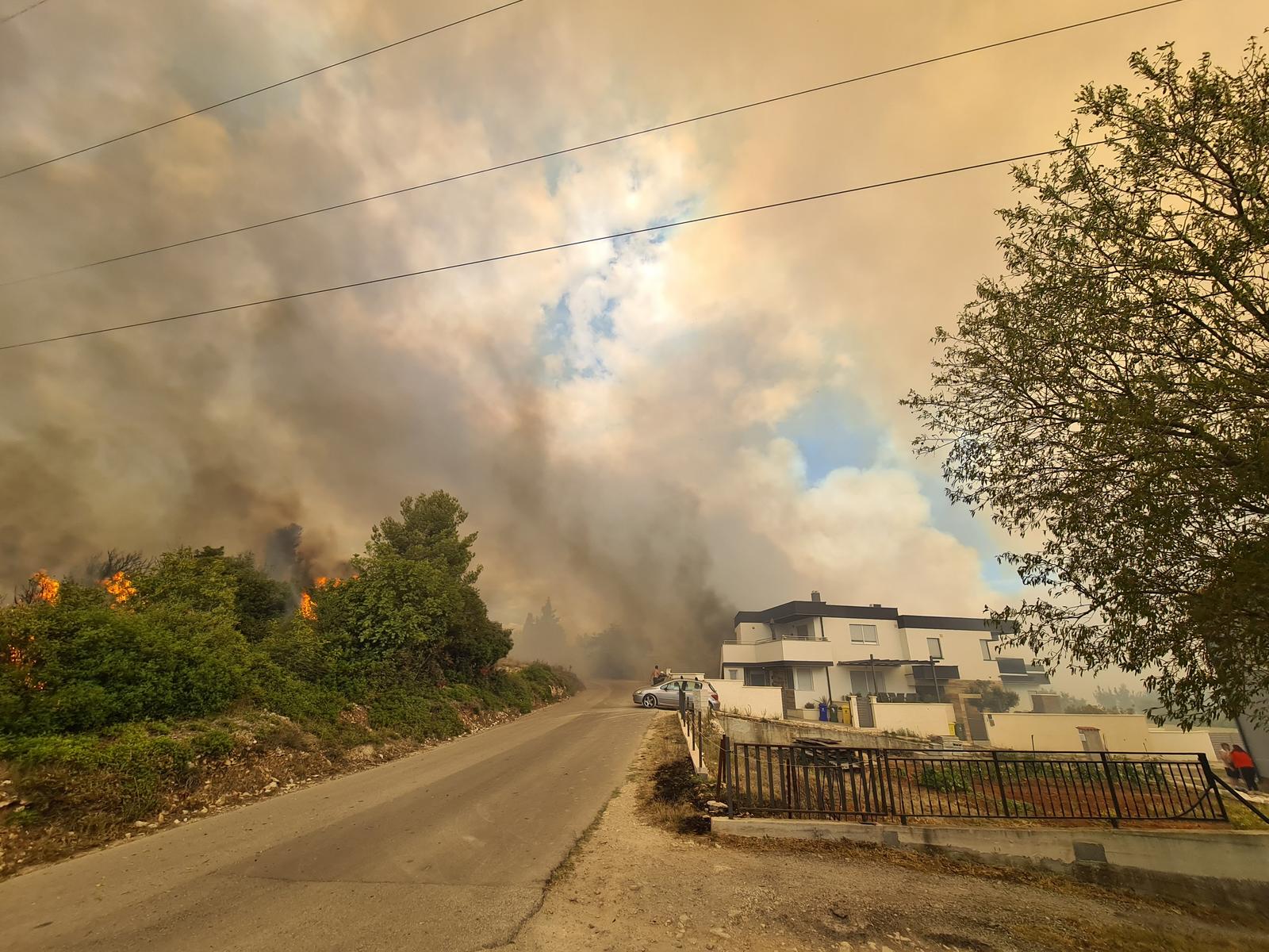 U naselju Valdebek u Puli ponovno je izbio veliki požar, gašenju su se pridružili i kanaderi U naselju Valdebek u Puli ponovno je izbio veliki požar, gašenju su se pridružili i kanaderi