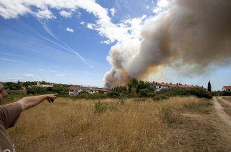 U naselju Valdebek u Puli ponovno je izbio veliki požar, gašenju su se pridružili i kanaderi U naselju Valdebek u Puli ponovno je izbio veliki požar, gašenju su se pridružili i kanaderi