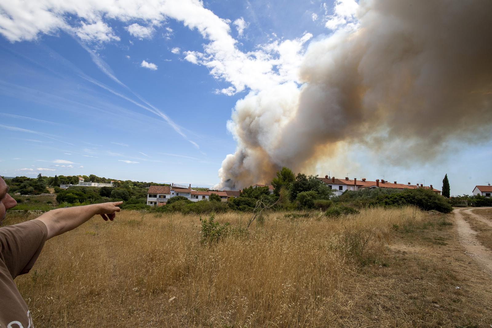 U naselju Valdebek u Puli ponovno je izbio veliki požar, gašenju su se pridružili i kanaderi U naselju Valdebek u Puli ponovno je izbio veliki požar, gašenju su se pridružili i kanaderi