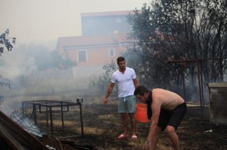 Pula: Hrabri stanovnici bore se s vatrom koja se približila njihovim domovima Pula: Hrabri stanovnici bore se s vatrom koja se približila njihovim domovima