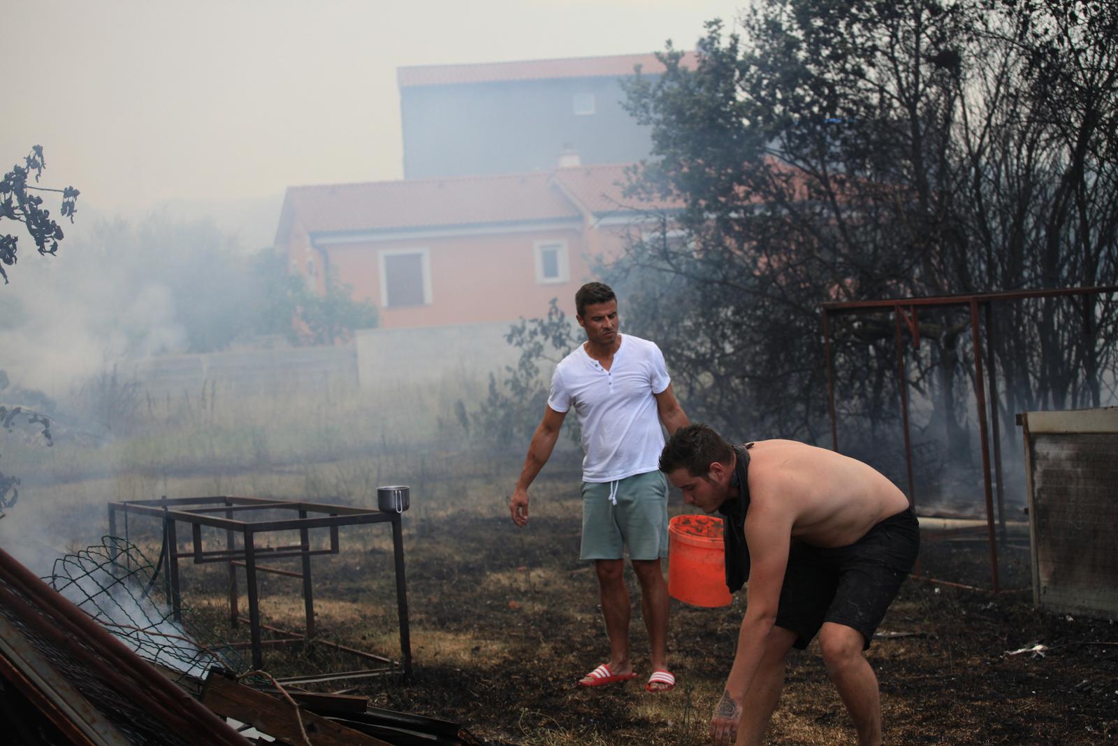 Pula: Hrabri stanovnici bore se s vatrom koja se približila njihovim domovima Pula: Hrabri stanovnici bore se s vatrom koja se približila njihovim domovima