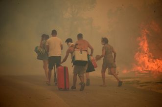 Pula: Stanovnici u panici bježe od požara koji im se približio domovima Pula: Stanovnici u panici bježe od požara koji im se približio domovima