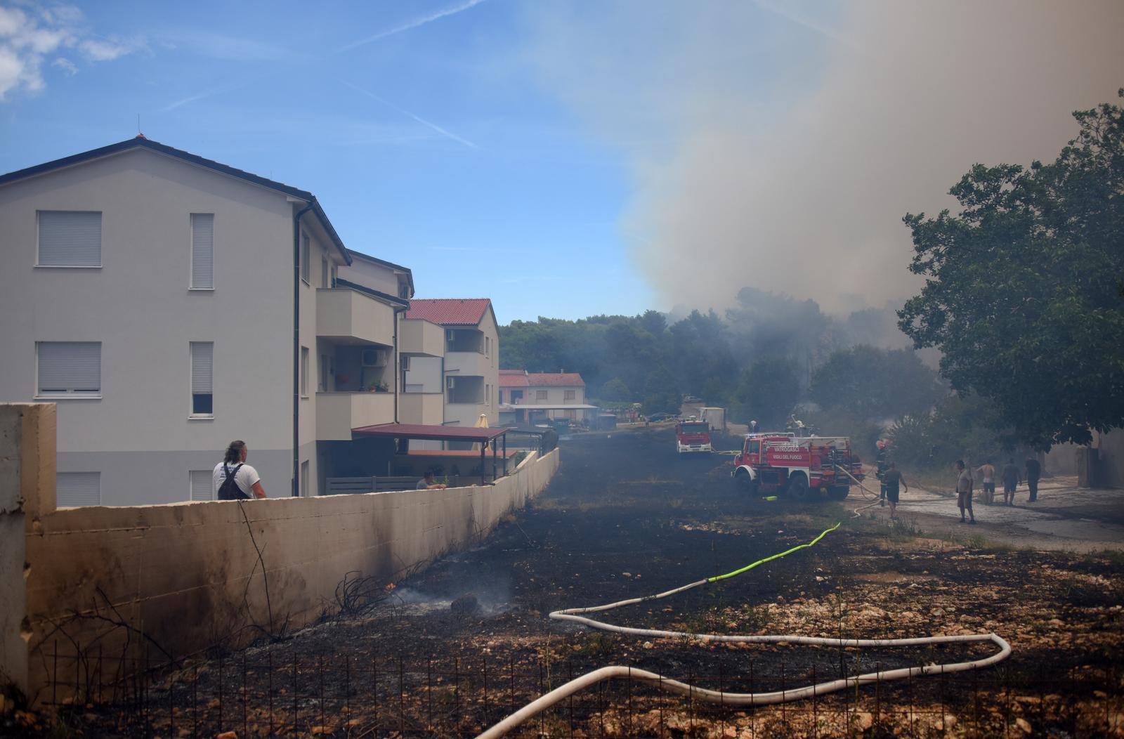 Posljedice požara u Puli koji su stanovnici i vatrogasci uspješno ugasili Posljedice požara u Puli koji su stanovnici i vatrogasci uspješno ugasili