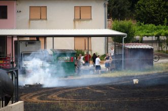 Pula: Hrabri stanovnici bore se s vatrom koja se približila njihovim domovima Pula: Hrabri stanovnici bore se s vatrom koja se približila njihovim domovima