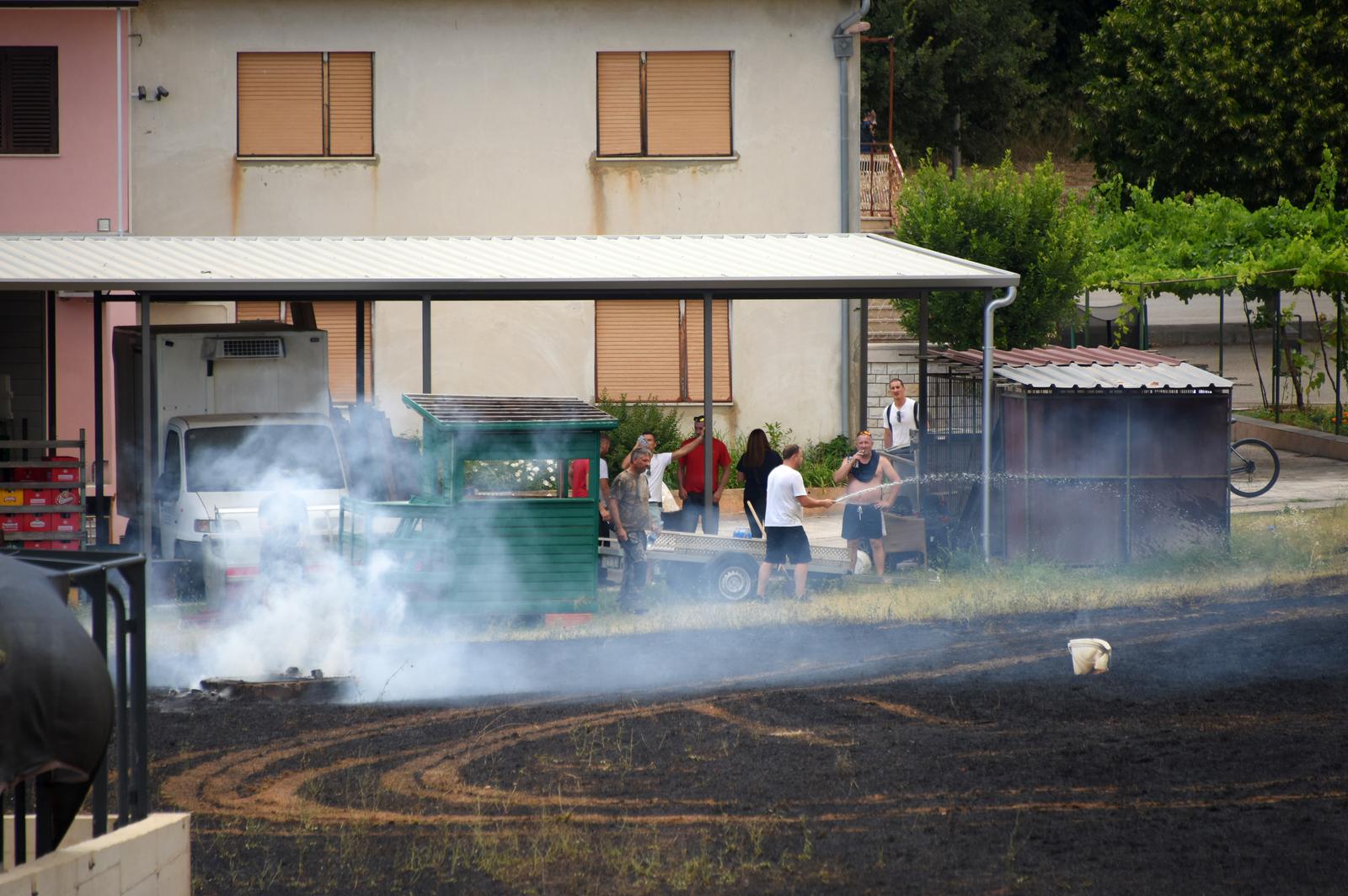 Pula: Hrabri stanovnici bore se s vatrom koja se približila njihovim domovima Pula: Hrabri stanovnici bore se s vatrom koja se približila njihovim domovima