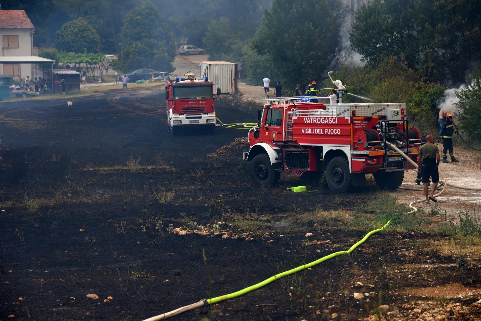 Posljedice požara u Puli koji su stanovnici i vatrogasci uspješno ugasili Posljedice požara u Puli koji su stanovnici i vatrogasci uspješno ugasili