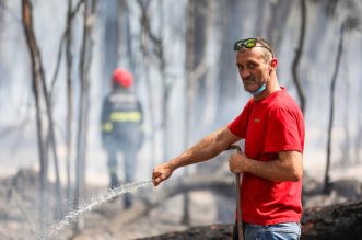 Pula: Hrabri stanovnici bore se s vatrom koja se približila njihovim domovima Pula: Hrabri stanovnici bore se s vatrom koja se približila njihovim domovima