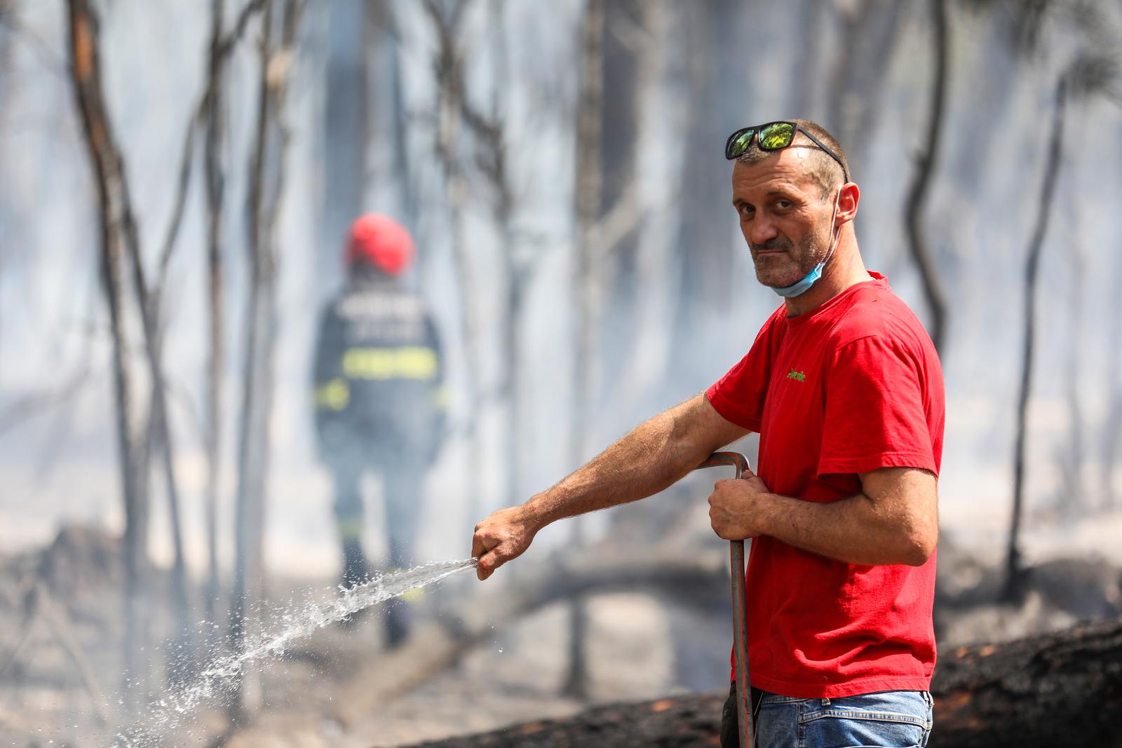 Pula: Hrabri stanovnici bore se s vatrom koja se približila njihovim domovima Pula: Hrabri stanovnici bore se s vatrom koja se približila njihovim domovima