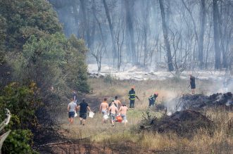 Pula: Hrabri stanovnici bore se s vatrom koja se približila njihovim domovima Pula: Hrabri stanovnici bore se s vatrom koja se približila njihovim domovima