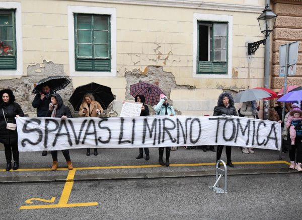 Zagreb: Prosvjed roditelja odgajatelja ispred Gradske skupštine zbog najave modificiranja te mjere