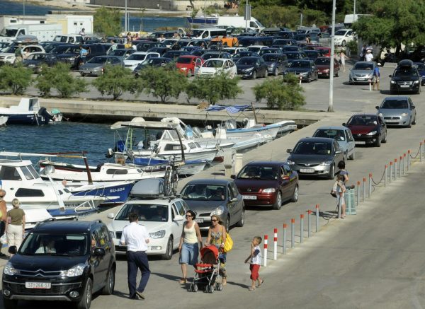 Bra?: Guva u luci u Supetru, po?ele smjene turista