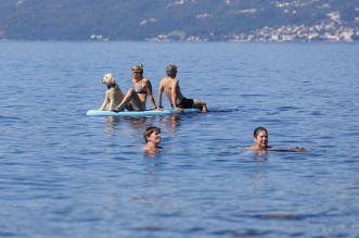 Rijeka: Psi beskrajno uživaju na psećoj plaži na Kantridi Rijeka: Psi beskrajno uživaju na psećoj plaži na Kantridi