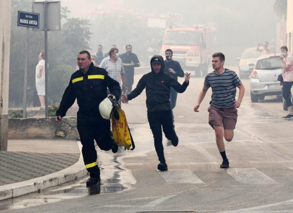 Veliki požar došao do središta Zatona, stanovnici u panici i bijegu