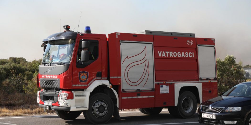 Policija je kod Zatona zbog požara zatvorila cestu za promet Policija je kod Zatona zbog požara zatvorila cestu za promet