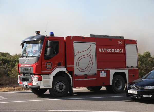 Policija je kod Zatona zbog požara zatvorila cestu za promet