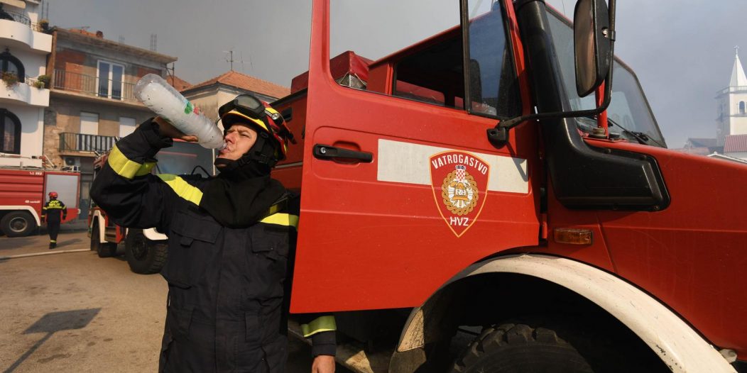 Vatrogasci u Zatonu spremni za borbu s vatrom, no uvjeti su otežani zbog vjetra Vatrogasci u Zatonu spremni za borbu s vatrom, no uvjeti su otežani zbog vjetra
