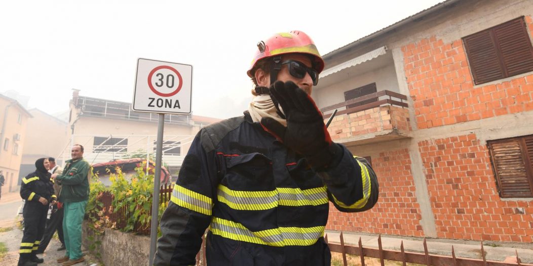 Vatrogasci u Zatonu spremni za borbu s vatrom, no uvjeti su otežani zbog vjetra Vatrogasci u Zatonu spremni za borbu s vatrom, no uvjeti su otežani zbog vjetra
