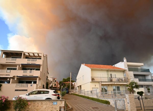 Dalmacija u vatrenoj buktinji, požar se proširio iz okolice Vodica
