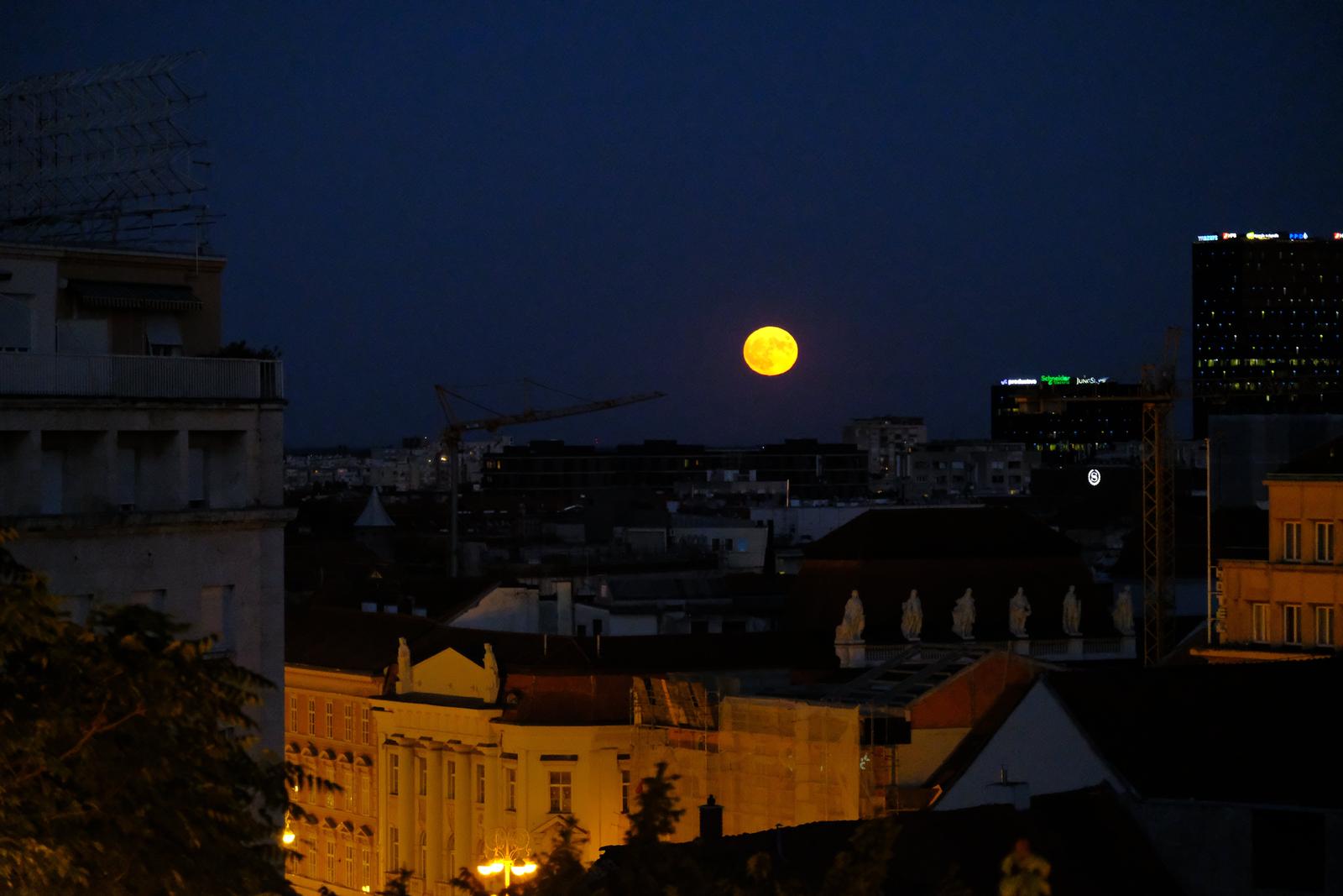 Pogled na supermjesec s Gornjeg Grada
