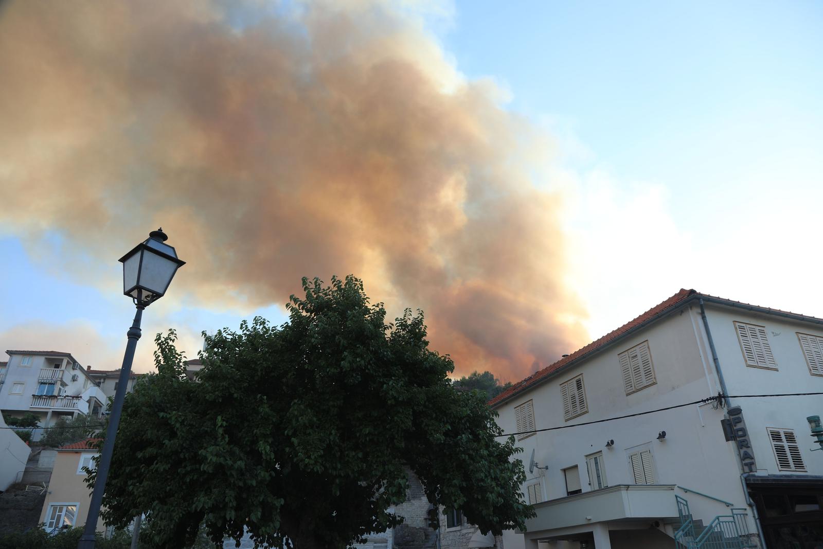 Zaton ostao bez struje, stanovnici na ulicama, a vatra još nije ugašena
