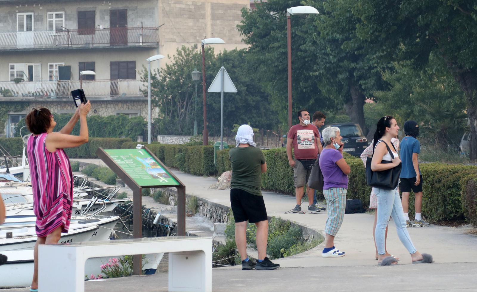 Zaton ostao bez struje, stanovnici na ulicama, a vatra još nije ugašena