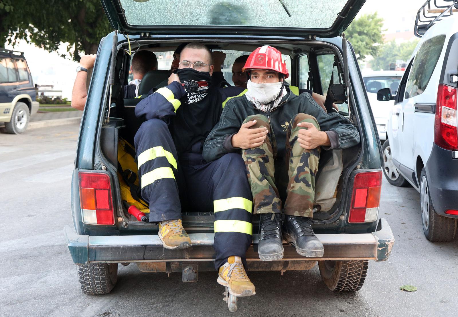 Zaton ostao bez struje, stanovnici na ulicama, a vatra još nije ugašena