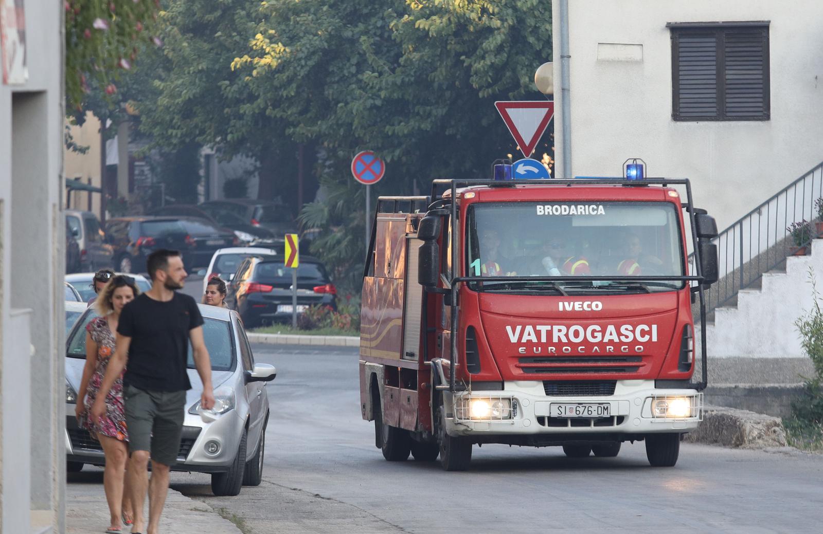 Zaton ostao bez struje, stanovnici na ulicama, a vatra još nije ugašena