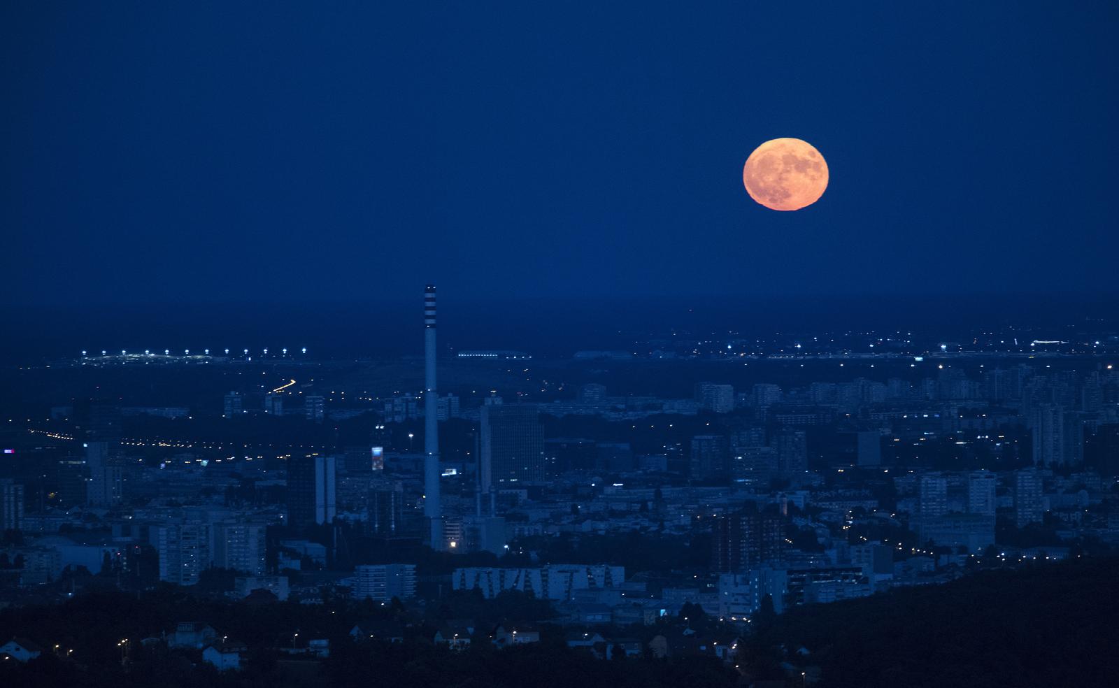 Najveći ovogodišnji supermjesec iznad panorame Zagreba