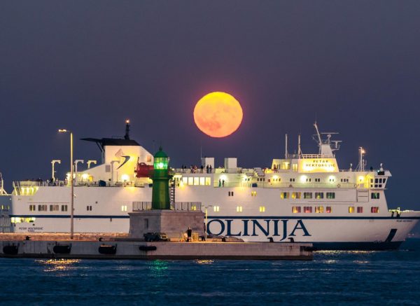 Split: Supermjesec izlazi iza svjetionika u Gradskoj luci