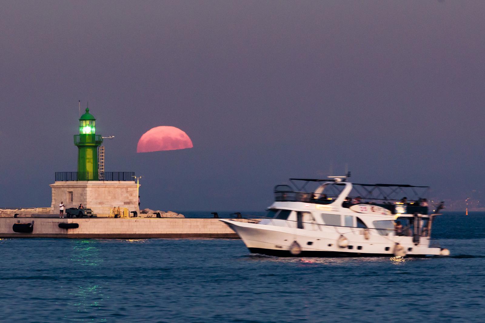 Split: Supermjesec izlazi iza svjetionika u Gradskoj luci
