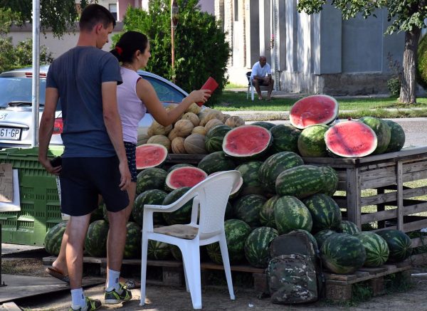 Slavonski Brod: Prodaja lubenica i dinja na uličnom štandu