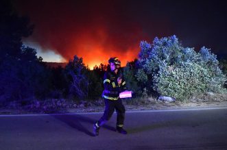 Vodice: Jutros na požarište područja Okit stigli kanaderi