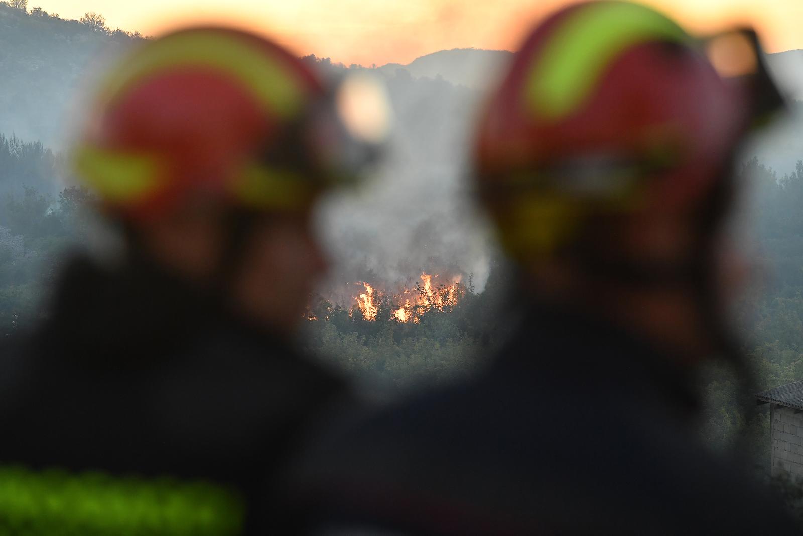 Vodice: Jutros na požarište područja Okit stigli kanaderi