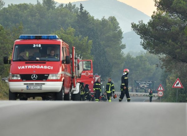 Vodice: Jutros na požarište područja Okit stigli kanaderi