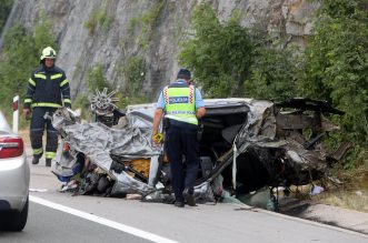 Jedna osoba poginula u prometnoj nesreći na A1 kod Ogulina Jedna osoba poginula u prometnoj nesreći na A1 kod Ogulina