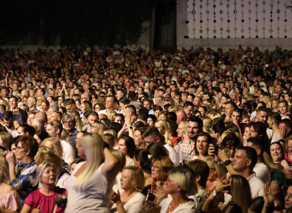 Zdravko Čolić održao koncert na prepunoj Ljetnoj pozornici u Opatiji