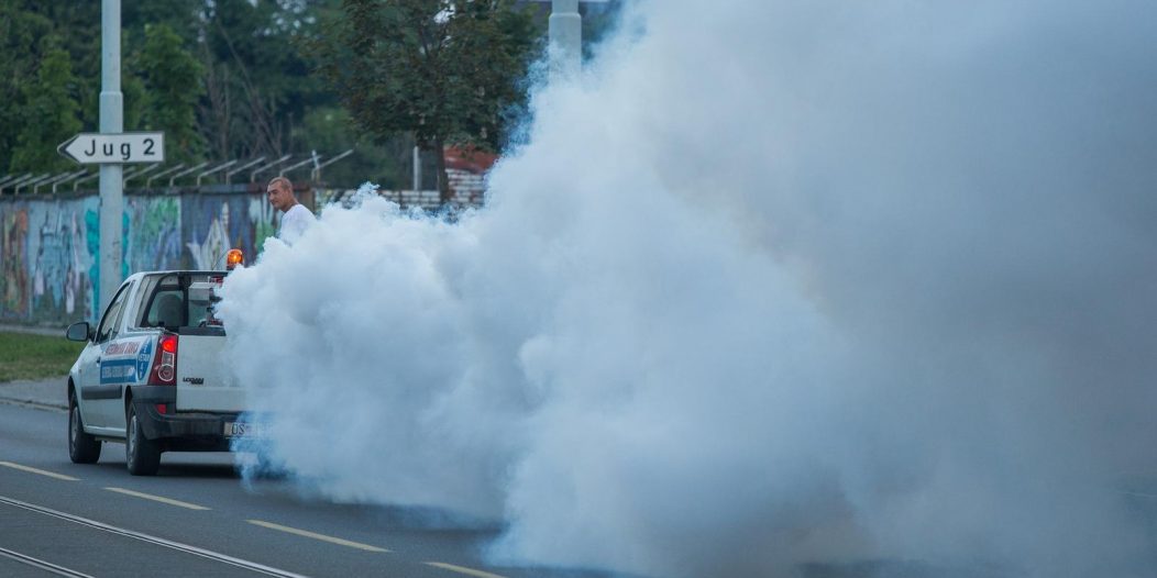 Zaprašivanje komaraca na osječkim ulicama Zaprašivanje komaraca na osječkim ulicama