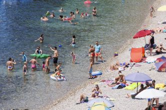 Rijeka: Građani i turisti uživaju u morskim aktivnostima na plaži Ploče Rijeka: Građani i turisti uživaju u morskim aktivnostima na plaži Ploče