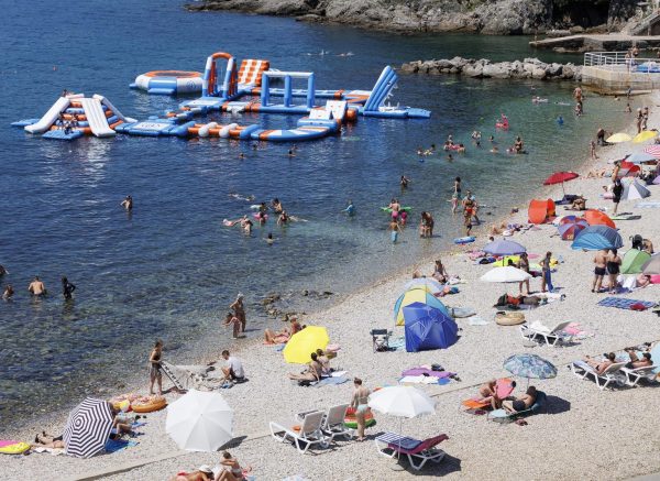 Rijeka: Građani i turisti uživaju u morskim aktivnostima na plaži Ploče