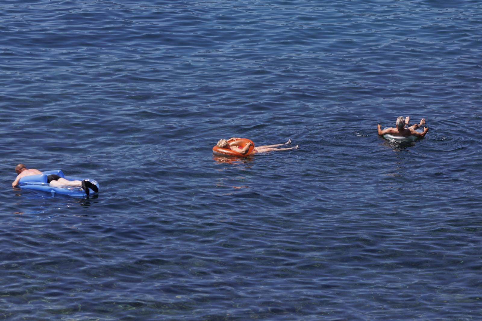Rijeka: Građani i turisti uživaju u morskim aktivnostima na plaži Ploče Rijeka: Građani i turisti uživaju u morskim aktivnostima na plaži Ploče