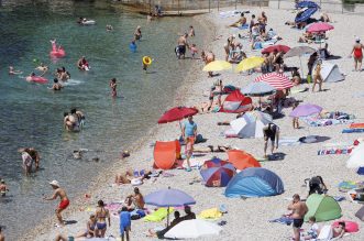 Rijeka: Građani i turisti uživaju u morskim aktivnostima na plaži Ploče Rijeka: Građani i turisti uživaju u morskim aktivnostima na plaži Ploče