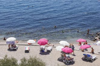 Rijeka: Građani i turisti uživaju u morskim aktivnostima na plaži Ploče Rijeka: Građani i turisti uživaju u morskim aktivnostima na plaži Ploče