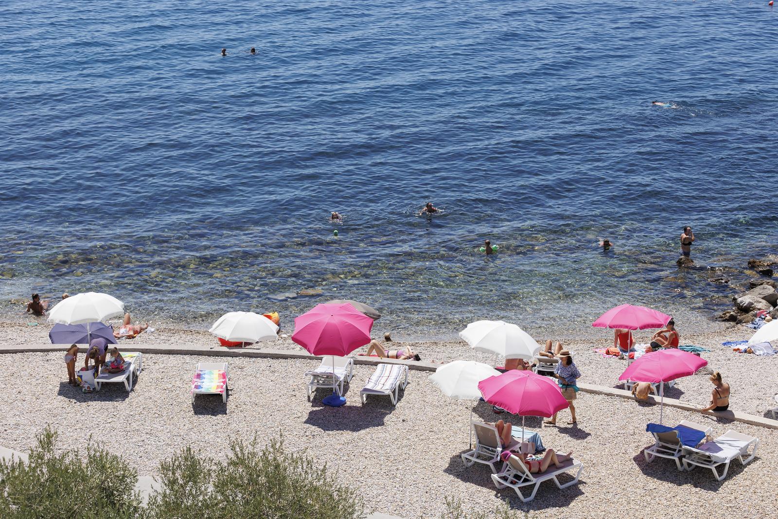 Rijeka: Građani i turisti uživaju u morskim aktivnostima na plaži Ploče Rijeka: Građani i turisti uživaju u morskim aktivnostima na plaži Ploče