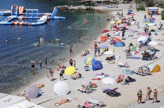 Rijeka: Građani i turisti uživaju u morskim aktivnostima na plaži Ploče Rijeka: Građani i turisti uživaju u morskim aktivnostima na plaži Ploče