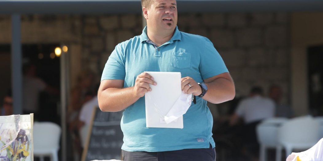 Murter: Načelnik općine Toni Turčinov ispunio obećanje i organizirao Kroasan party Murter: Načelnik općine Toni Turčinov ispunio obećanje i organizirao Kroasan party