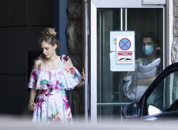 Hana Huljić u društvu majke i novorođene kćeri napustila bolnicu