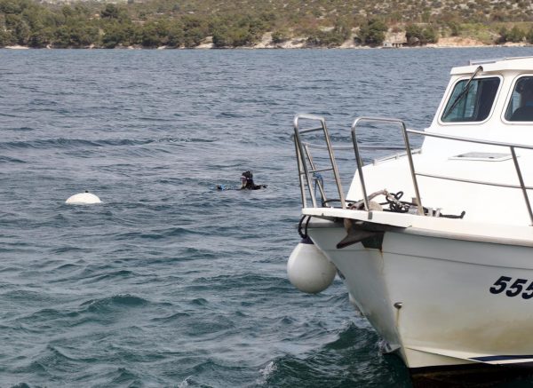 Šibenik: Umjetnička instalacija ‘SOS SAVE OUR SEA’ potopljena kod Martinske